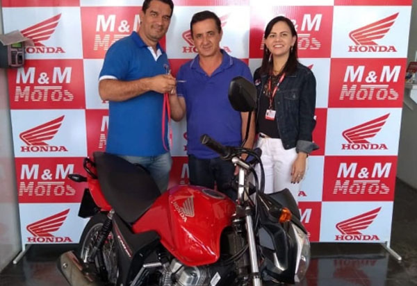 Brumado: CDL entrega moto 0km a ganhador da Promoção Goleada de Prêmios