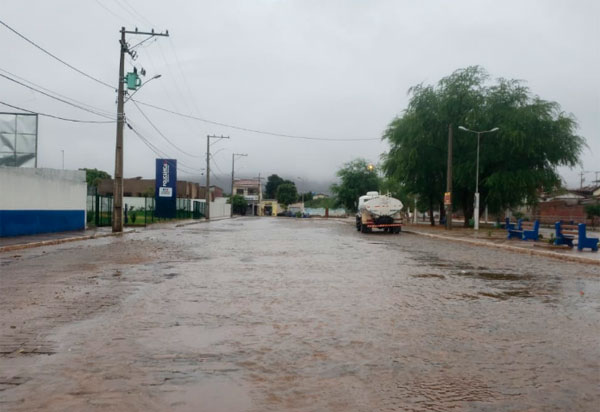 Após dias de intenso calor, chove em Brumado