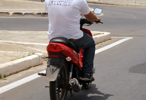 Governo suspende por 1 ano exigência de aulas para tirar habilitação das 'cinquentinhas'