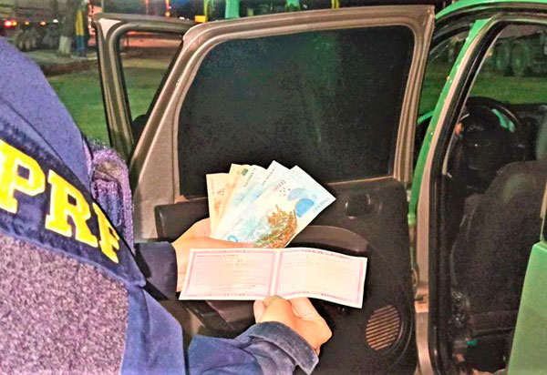 Motorista inabilitado oferece R$ 200 para não ser fiscalizado e acaba preso na BR 242