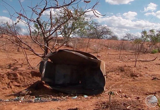 Quadrilha explode carro-forte no norte da Bahia; cofre foi arremessado a 30m