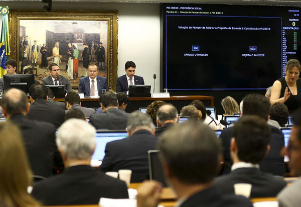 Comissão especial aprova texto básico da reforma da Previdência