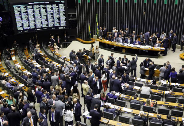 Congresso derruba veto e retoma punição para quem divulgar 'fake news'