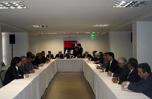 PR supera impasses e aprova apoio a Dilma