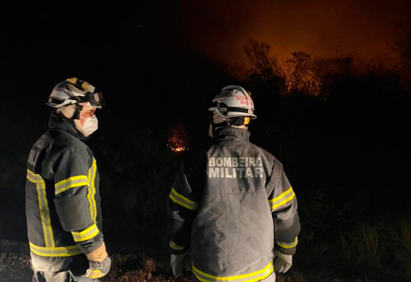 Guarnições do 17º GBM, com apoio de brigadistas civis e voluntários, atuam para controlar incêndio que atinge área de vegetação em Ibotirama