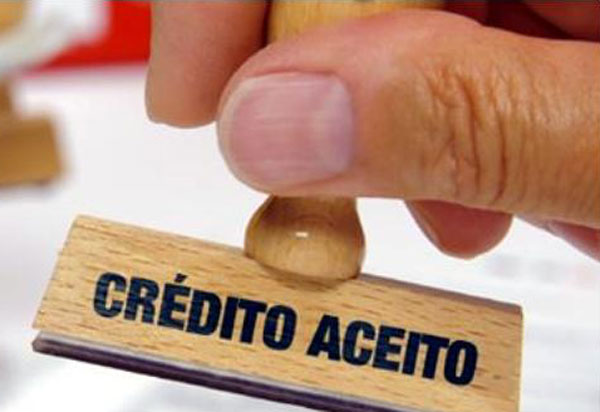 Três em cada dez brasileiros ainda usam crediário