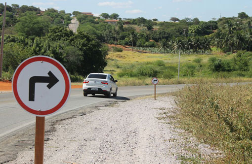 Brumado: empresário paga confecção de placas de sinalização para 'Curva do 5'
