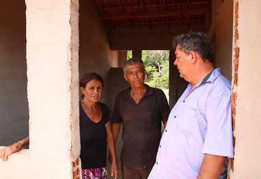 Rio do Antônio: prefeito Deca vistoria obras do Minha Casa Minha Vida em Ibitira.