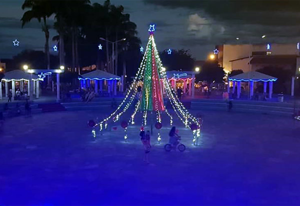 Brumado: visite a decoração natalina sustentável na Praça da Prefeitura