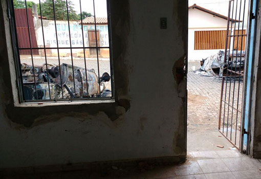 Sede da delegacia da cidade de Piripá é destruída e carros são queimados em protesto contra delegado