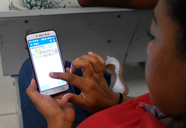 Exposição contínua à tela de computadores, celulares e tablets pode afetar crianças e jovens