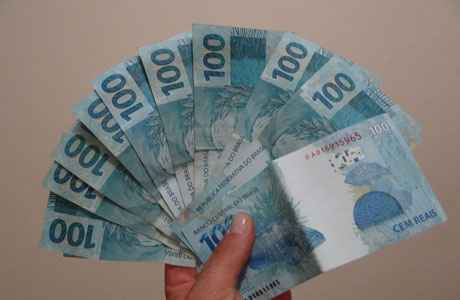 Especialistas recomendam usar décimo terceiro para pagar dívidas