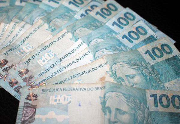 Novo valor do salário mínimo começa a vigorar neste sábado (01); valor foi fixado pelo governo em R$ 1.045