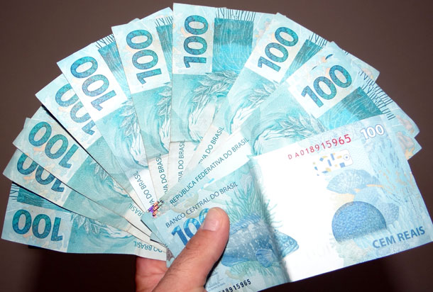 Perda do emprego e redução da renda são principais causas da inadimplência no país, apontam CNDL/SPC Brasil