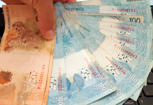 Cresce para 63% o número de consumidores que controlam suas finanças