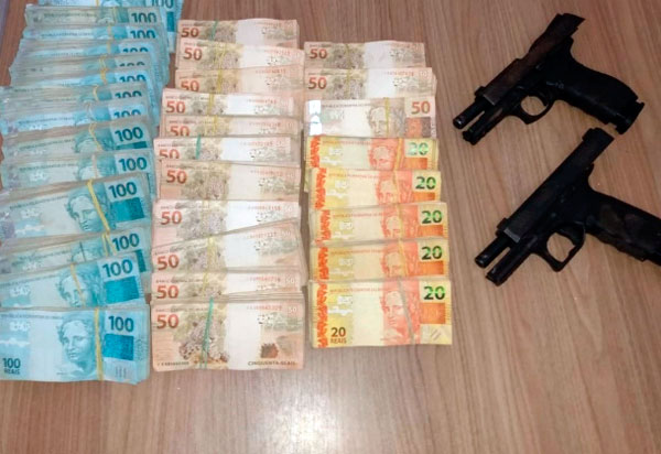 R$ 236 mil e armas encontrados com suspeitos de ataques a banco