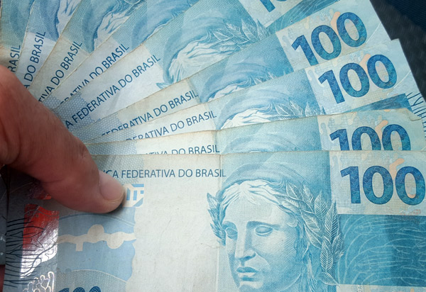 Maioria dos brasileiros vive no limite do orçamento