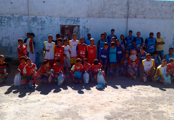 Brumado: Escolinha de Futebol LUSAC distribuiu brinquedos para crianças carentes 