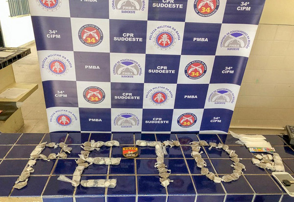 Brumado: homem é preso e menor de idade apreendido acusados de tráfico de drogas no Bairro Baraúnas