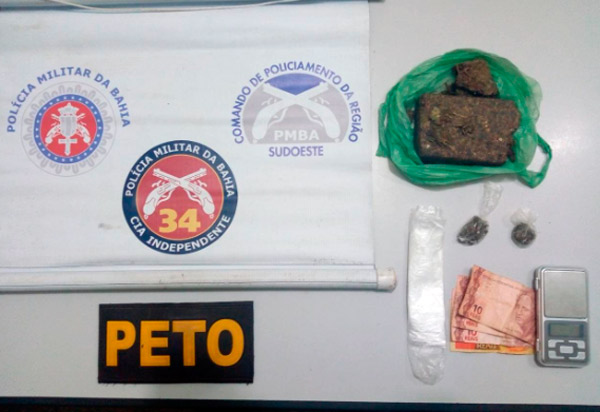 Brumado: dupla é detida e encaminhada à delegacia após ser flagrada com droga no Bairro Baraúnas