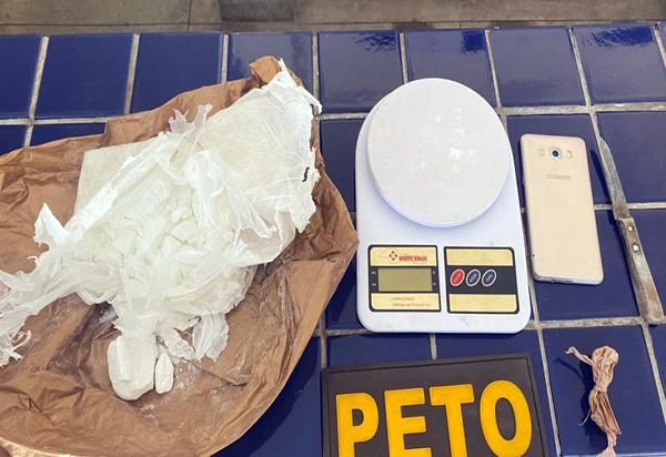 Dupla é presa acusada de tráfico de drogas no bairro Malhada Branca