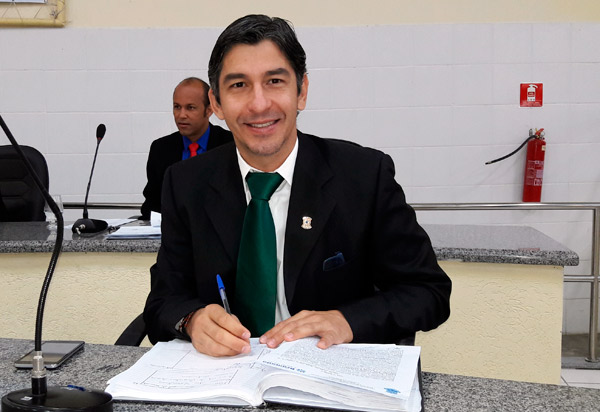 Brumado: Em ofício, prefeito informa que vereador Dudu Vasconcelos continuará em tratamento; ele sugere que seja convocado o suplente Girson Ledo 