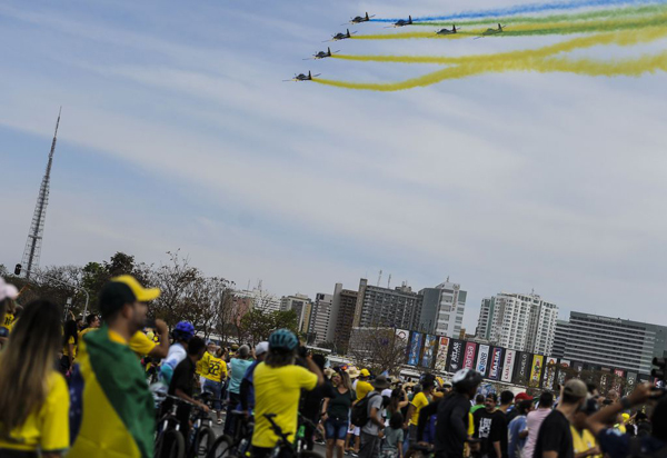 Desfile em comemoração ao Bicentenário reúne multidão na Esplanada