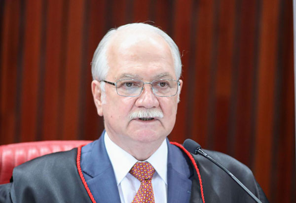 Brasil deve mostrar que rejeita "aventuras autoritárias", diz ministro