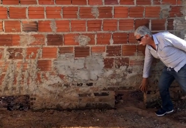 Brumado: em visita ao Bairro Baraúnas após as chuvas, prefeito Eduardo Vasconcelos diz que casas invadidas por água 'são erros do passado, que estão aflorando agora'