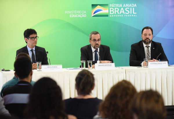 Ensino superior à distância supera presencial em 2018, diz Censo da Educação Superior 