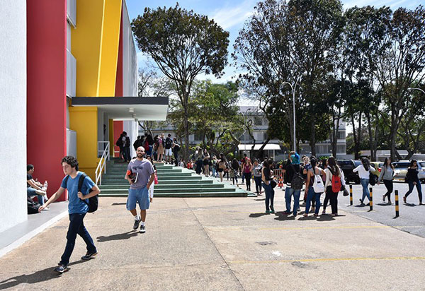 Alunos carentes poderão receber bolsas no ensino superior