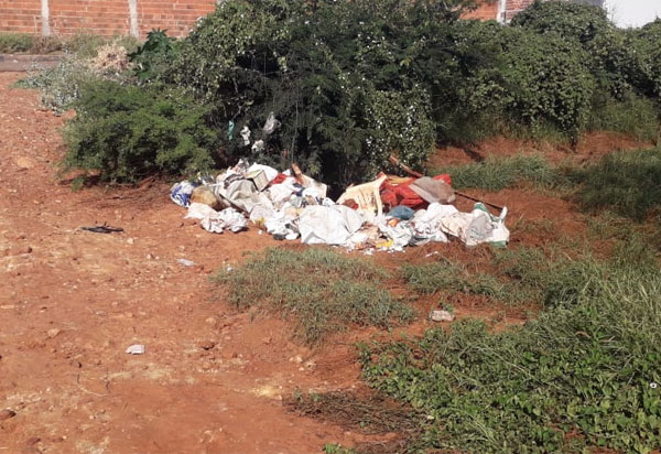 Brumado: moradores do bairro São José reclamam de descarte irregular de entulho dentro de canal