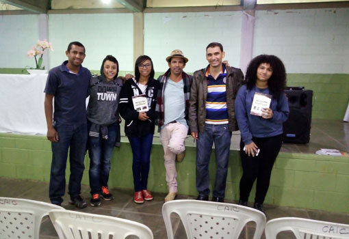 Escritores aracatuenses lançam livro em Vitória da Conquista