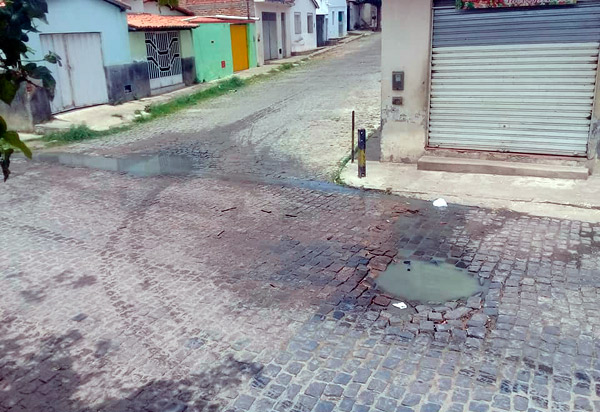 Brumado: Moradores da Rua Rui Barbosa, cruzamento com a Rua João XXIII, solicitam recuperação do esgoto a céu aberto 