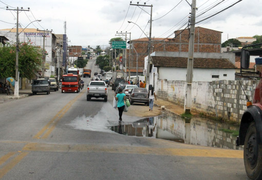 Brumado: esgoto à céu aberto na Avenida Coronel Santos prejudica comerciantes e moradores da região 