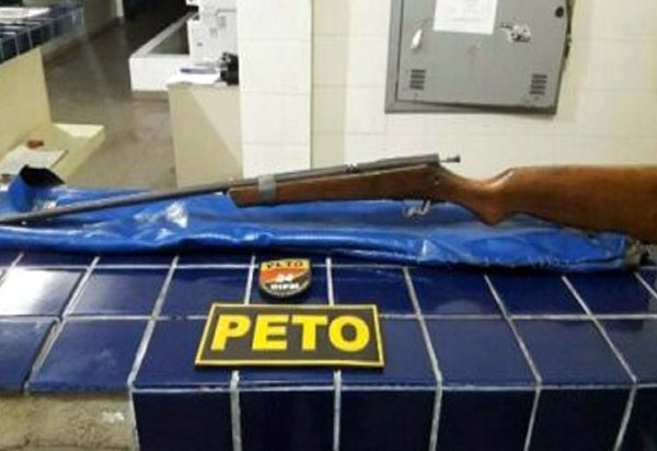 Brumado: homem é detido por porte ilegal de arma de fogo e ameaça a dono de bar no bairro Irmã Dulce