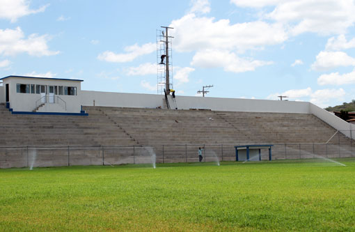 Brumado: Refletores começam ser instalados no Estádio dos Prazeres