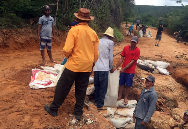 Brumado: moradores da região de Arrecife realizam mutirão para recuperação das estradas vicinais
