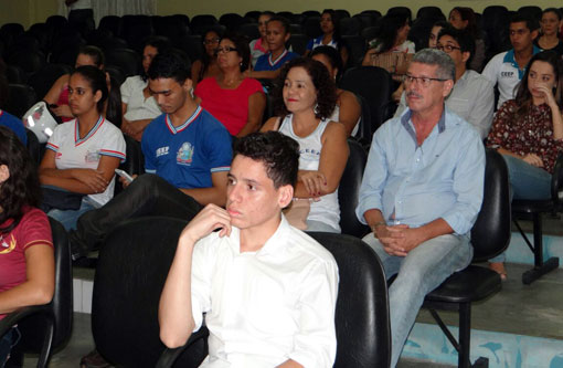 Brumado: estudante usa Tribuna Livre da Câmara para reivindicar salários de terceirizados