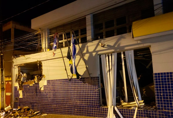 Quadrilha explodiu agência bancária na cidade de Iguaí