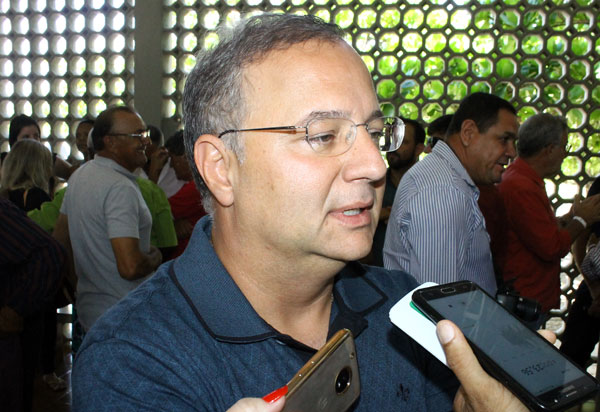 Secretário de Saúde da Bahia estima que Covid-19 deve atingir 'platô' até julho e crescimento de casos deixou de ser exponencial