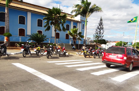 BRUMADO: NOVAS FAIXAS DE PEDESTRE SÃO PINTADAS