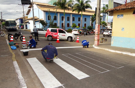 BRUMADO: NOVAS FAIXAS DE PEDESTRE SÃO PINTADAS