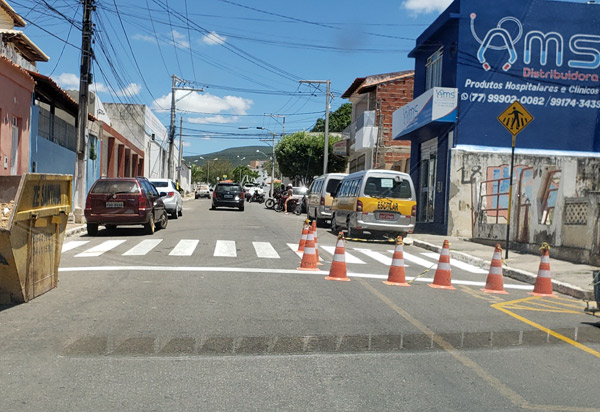Faixa de pedestres foi pintada em frente à Escola Municipal Professora Zilda Neves, em Brumado