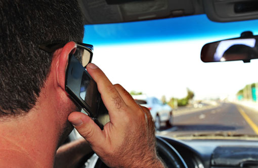 Valor da multa por dirigir falando ao celular passará para R$ 293,47