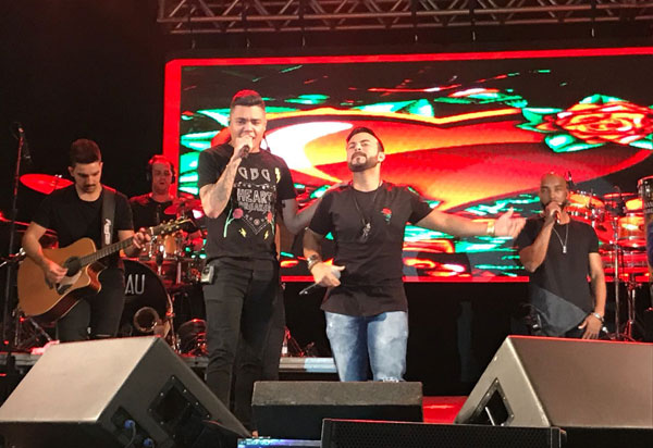 Fann Estourado faz participação no show de Felipe Araújo em Caculé