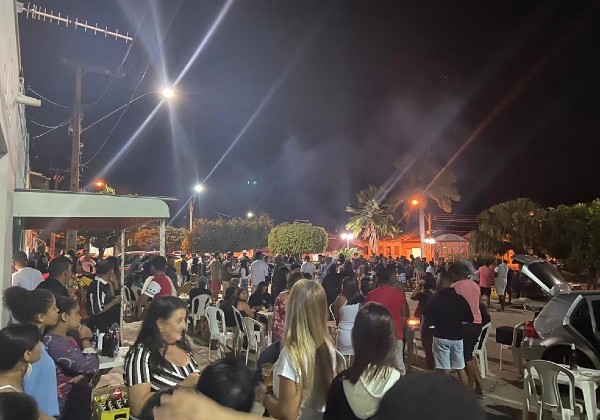 Moradores na região da Chapada Diamantina se aglomeram em festa ao ar livre 