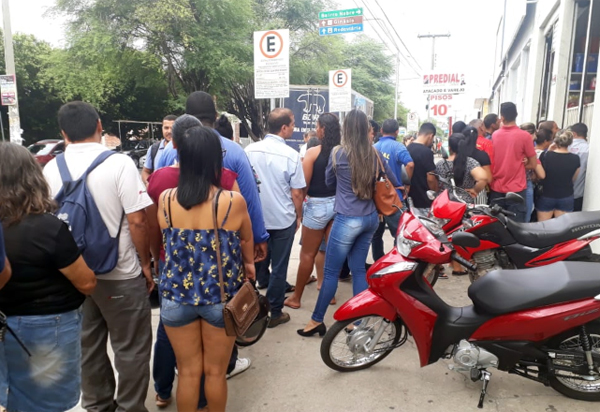 Busca por álcool em gel gera fila em estabelecimento comercial em Brumado