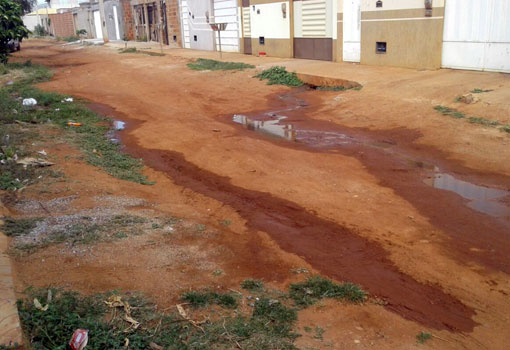 Brumado: fossas abertas na Rua Jacques Demolay causam vários transtornos aos moradores