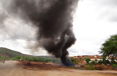 Brumado: Queimada próximo a Ponte do Padre faz muita fumaça